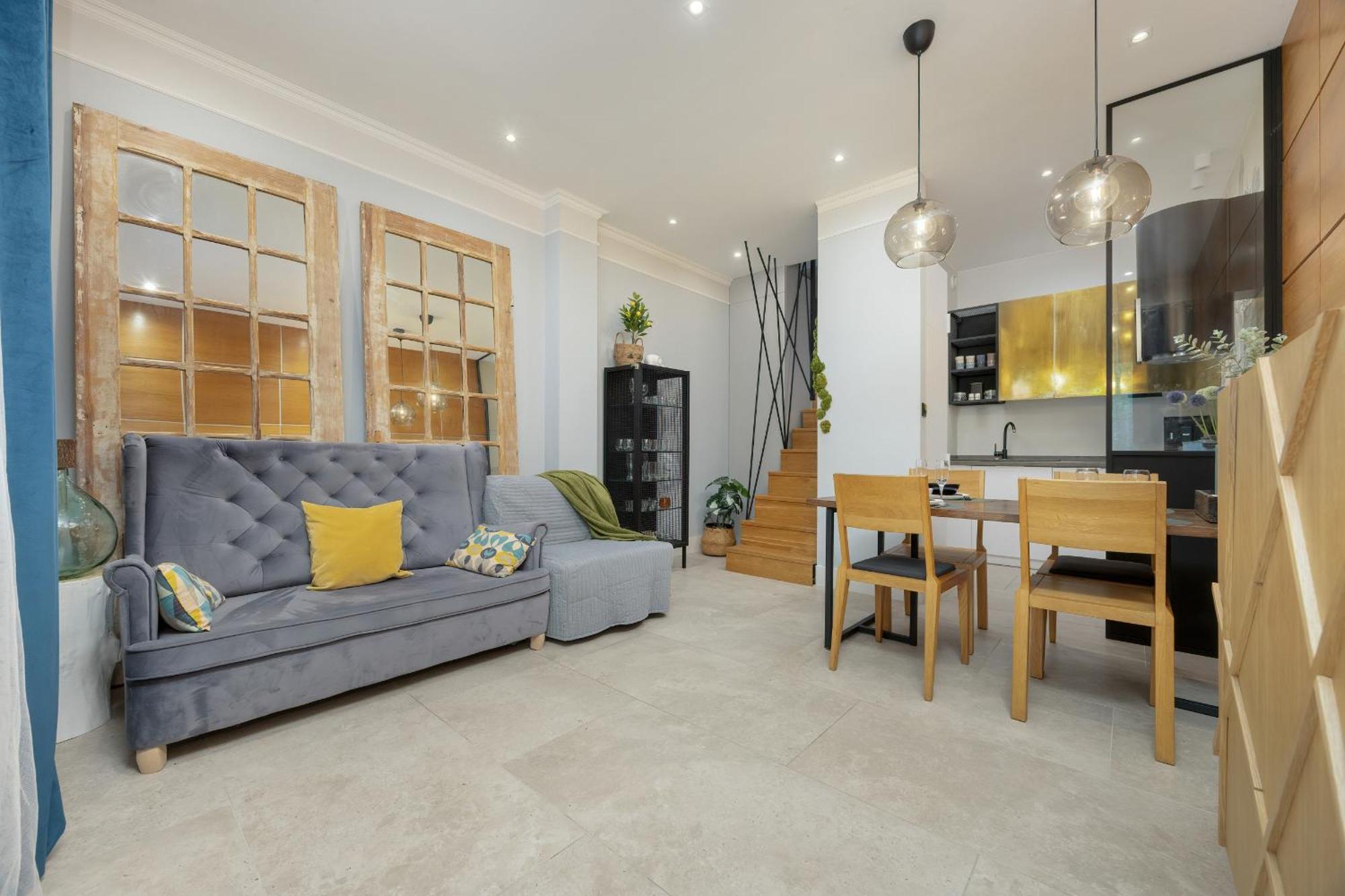 Dwupietrowy Apartament Dla 7 Osob Z Ogrodkiem By Renters Apartament Warszawa