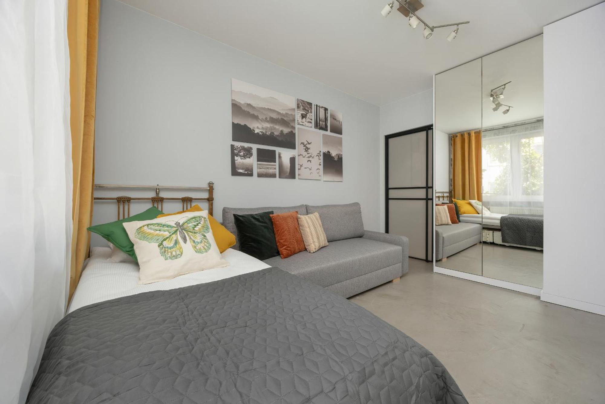 Dwupietrowy Apartament Dla 7 Osob Z Ogrodkiem By Renters Apartament Warszawa